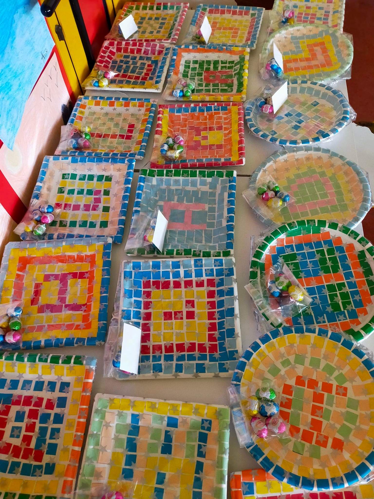 MOSAICI CON PIATTI DI CARTA * Crearegiocando